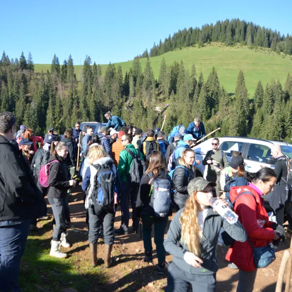 ne luam apa si sapele de munte, ascultam regulile generale