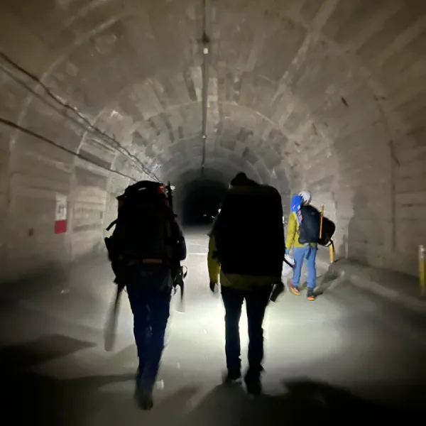 prin tunel spre refugiu