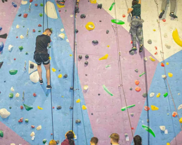 Descriere: Inițiere în escalada la panou - SKAI Urban Crag